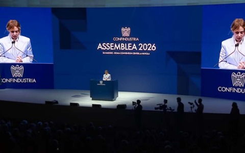Assemblea Confindustria con Mattarella e Meloni. La premier: “Europa gigante burocratico”. Orsini: “Salari troppo bassi”