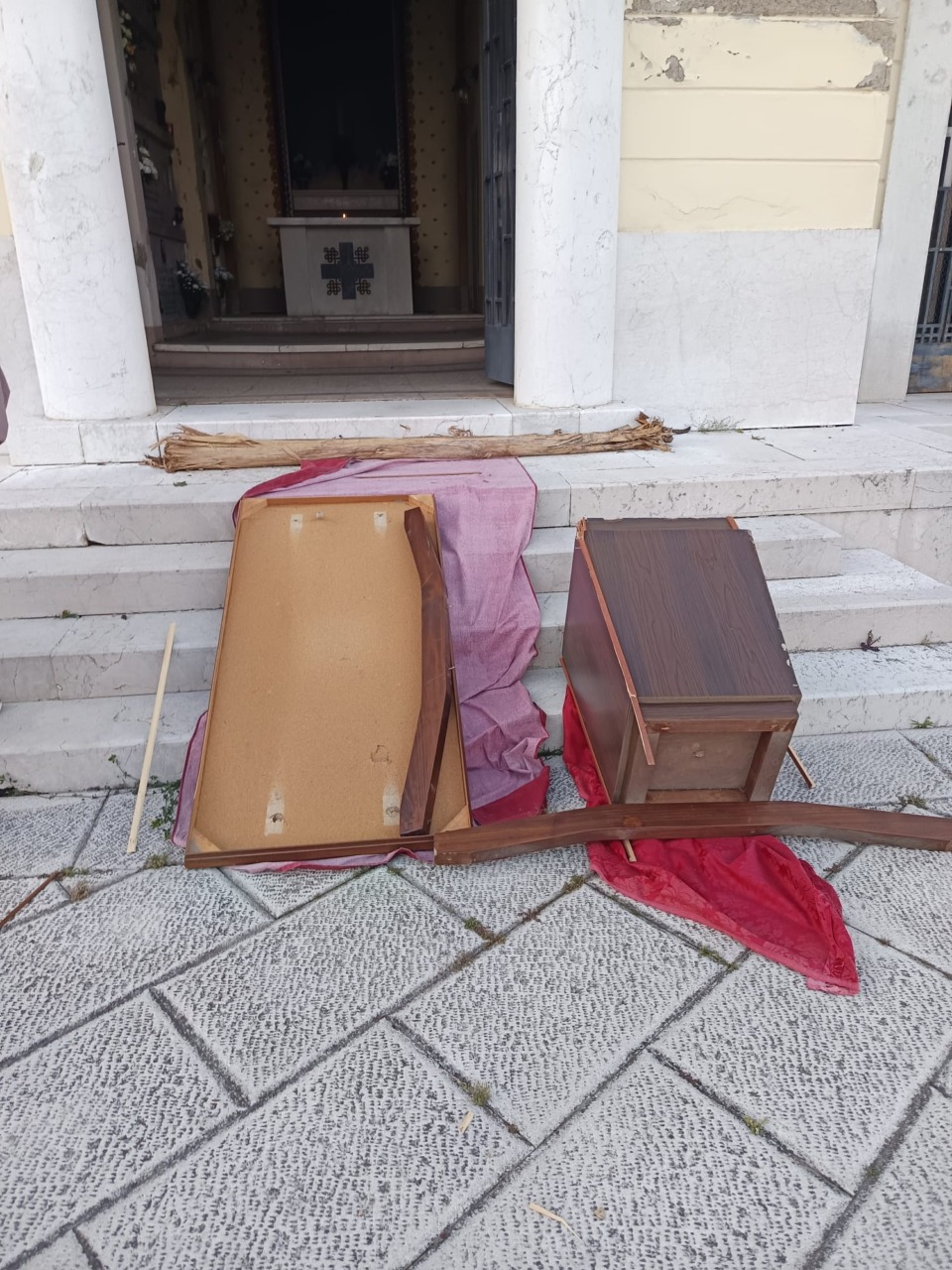 Atto vandalico nella cappella del cimitero di Duomo: identificato l’autore