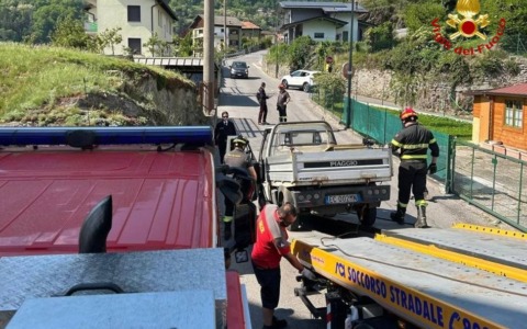 Autista imprigionato nell’abitacolo di un furgoncino dopo un incidente contro un costone di roccia