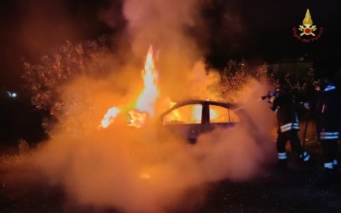 Auto a fuoco nella notte, l’intervento dei Vigili del Fuoco