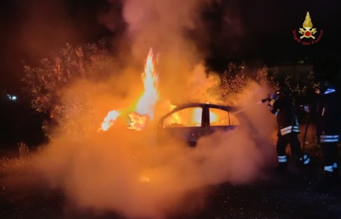 Auto a fuoco nella notte, l’intervento dei Vigili del Fuoco