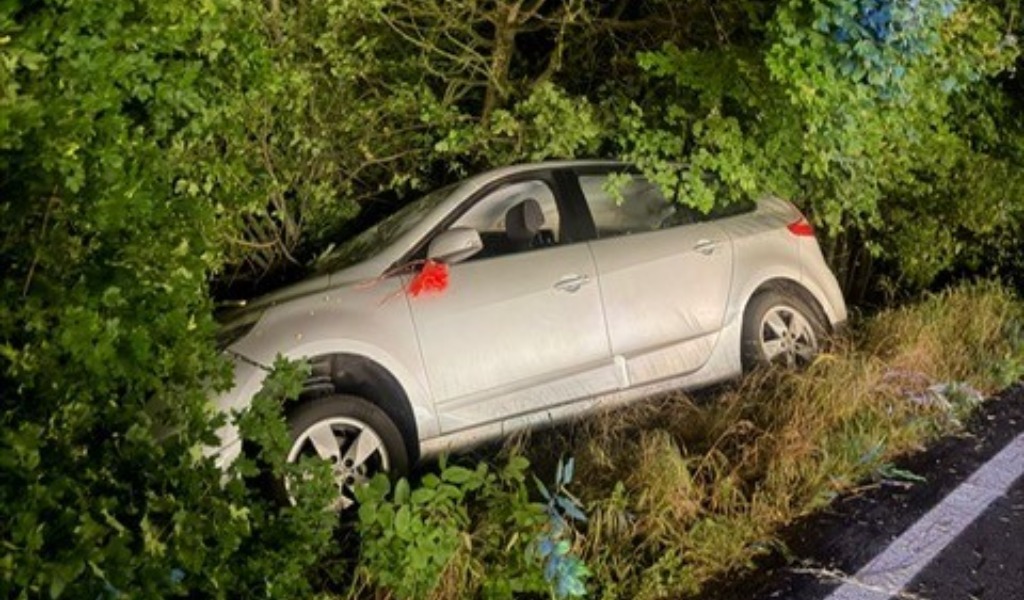 Auto fuori strada nella notte a Gonzaga: tre persone ferite dopo il volo nel fossato