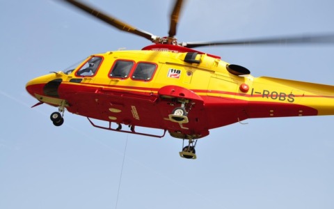 Auto fuori strada, quattro giovani feriti. Un ragazzo è in codice rosso