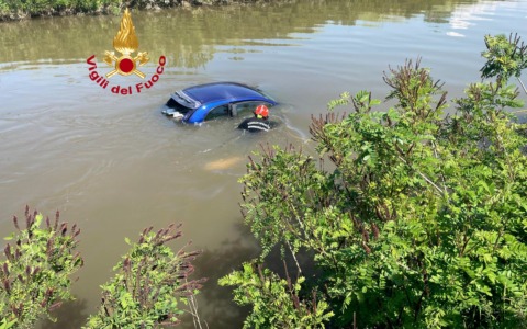 Auto nel torrente Usciana, intervengono i sommozzatori