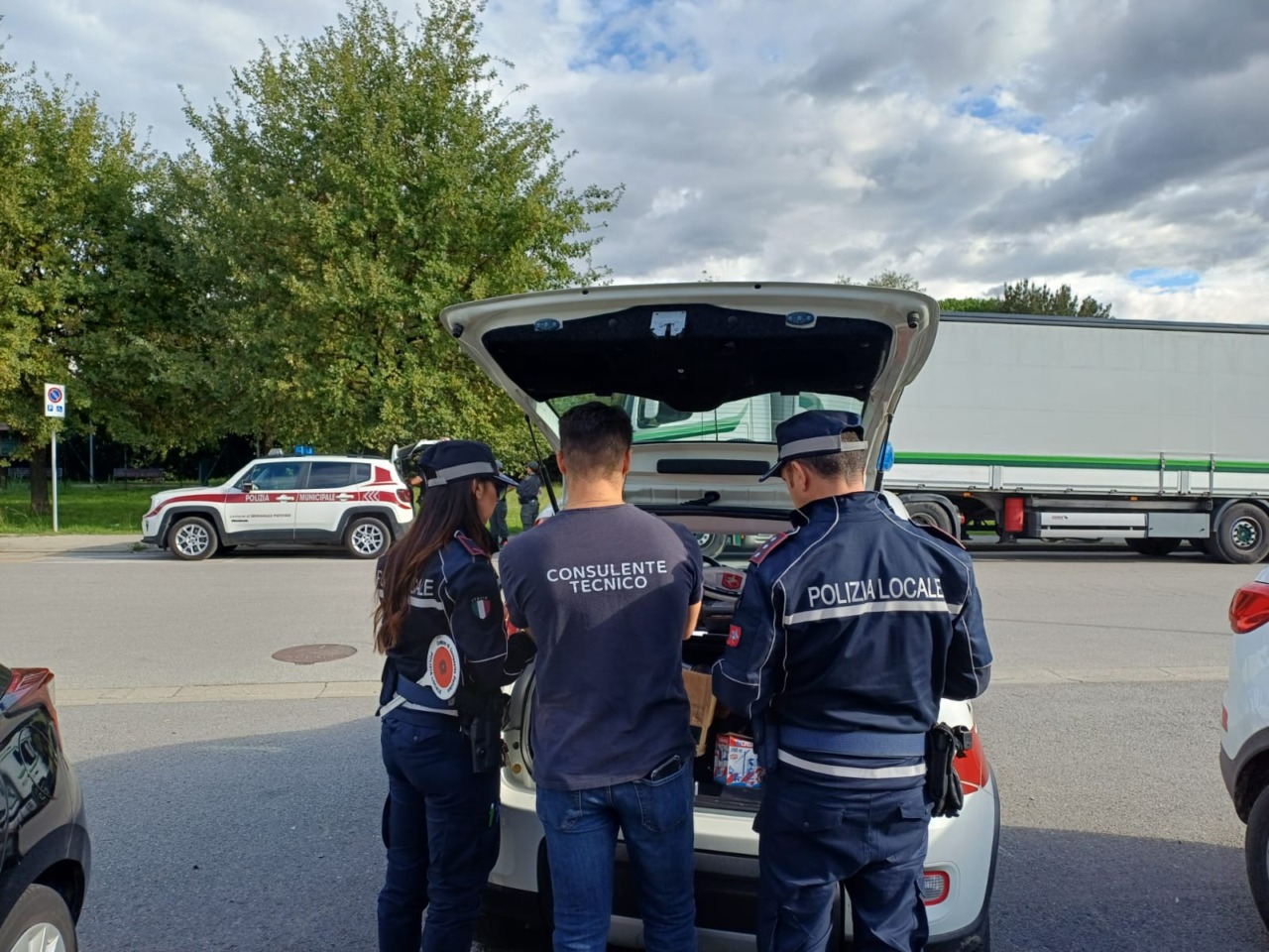 Auto non assicurata non si ferma all’alt della municipale ma la fuga termina a Montecatini