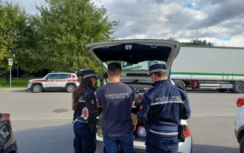 Auto non assicurata non si ferma all’alt della municipale ma la fuga termina a Montecatini