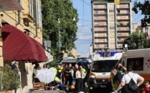 Auto piomba sui passanti in via Emilia a Modena: almeno dieci feriti, alcuni gravi