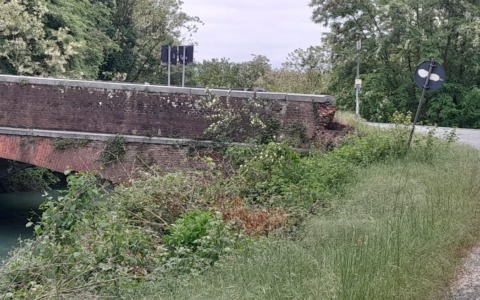 Auto precipita nel canale