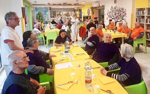 Avete presente “4 Ristoranti”? In Val Seriana hanno invece fatto “4 Rsa” con gli anziani in giuria