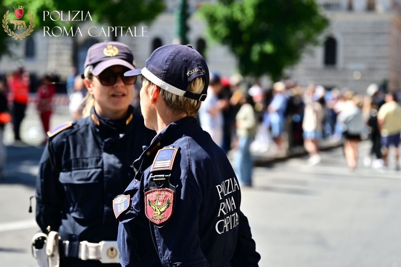 Bambini lasciati soli in auto sotto il sole, madre denunciata