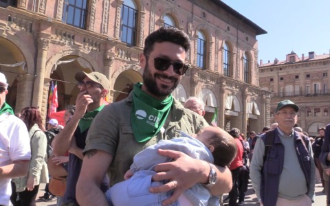 Bandiere e applausi in Piazza Maggiore per il Primo Maggio