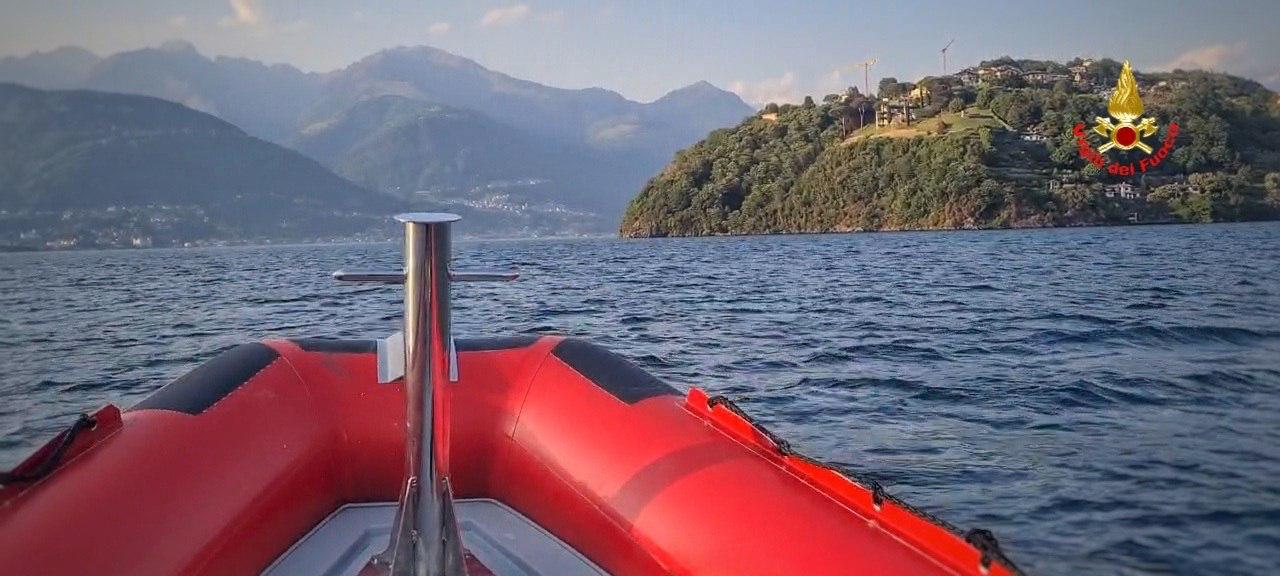 Barca in avaria, tre persone salvate dai Vigili del fuoco