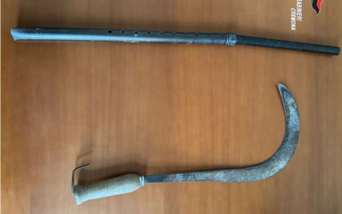 Bastone e falce in auto: denunciato quarantaseienne durante i controlli notturni