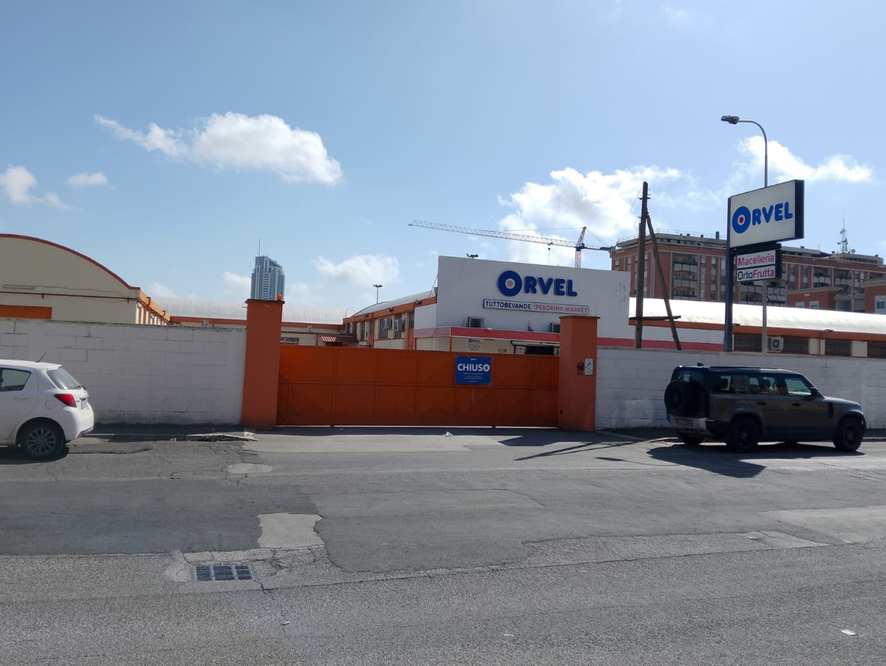 Blatte e sporcizia diffusa, chiuso il supermercato Orvel
