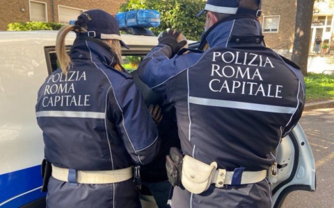 Blitz anti-degrado della Polizia Locale: arresti e bonifiche a Piazza Vittorio