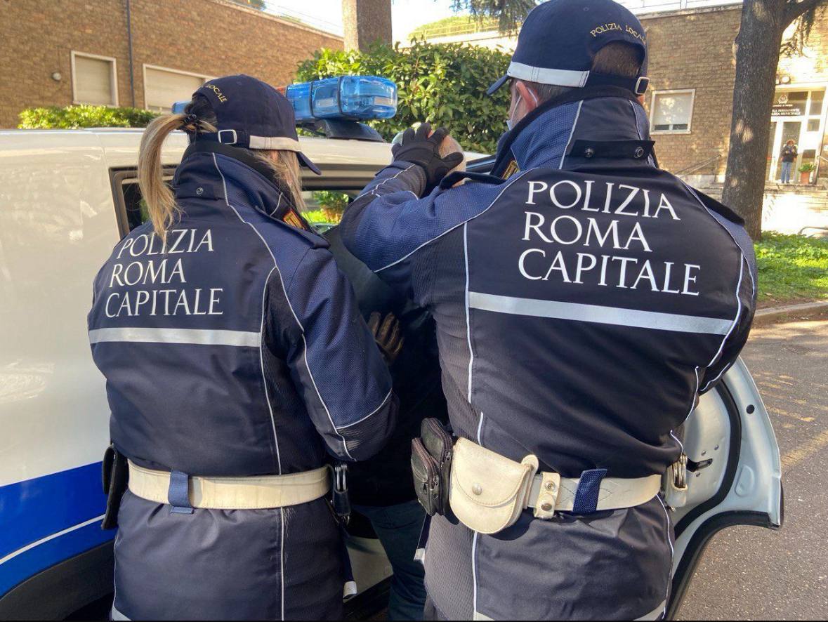 Blitz anti-degrado della Polizia Locale: arresti e bonifiche a Piazza Vittorio