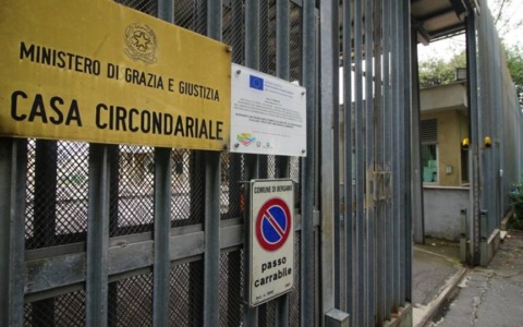 Blitz dei carabinieri nel carcere di Bergamo per droga e telefoni clandestini