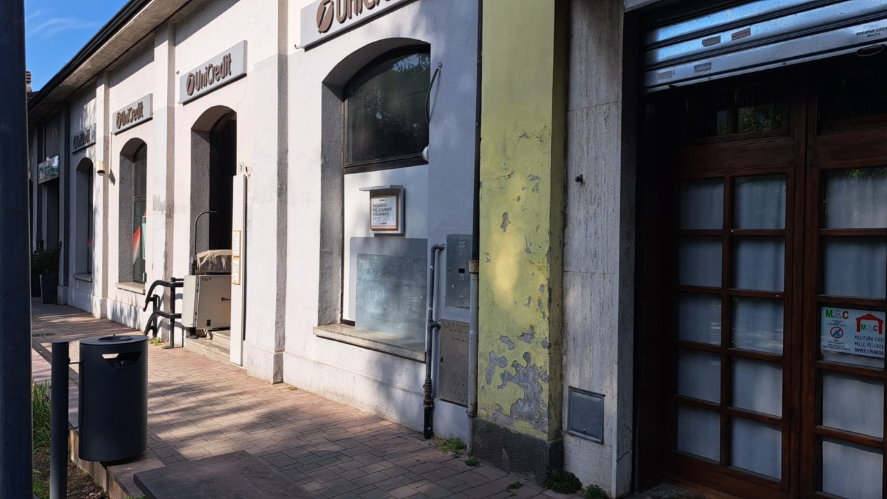 Boato nella notte: fanno esplodere il Bancomat ma restano a mani vuote