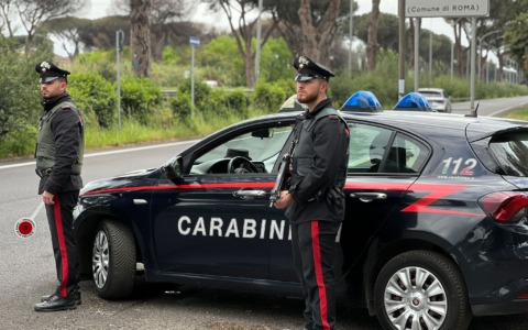 Bomba carta fatta esplodere davanti al negozio Lazio 1900 Store ad Ostia