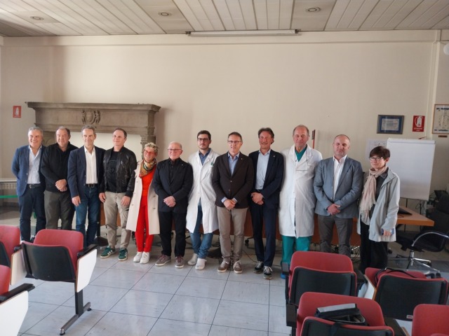 Borgomanero, donata una piattaforma laser all’ospedale Santissima Trinità in ricordo di Simonluca Agazzone