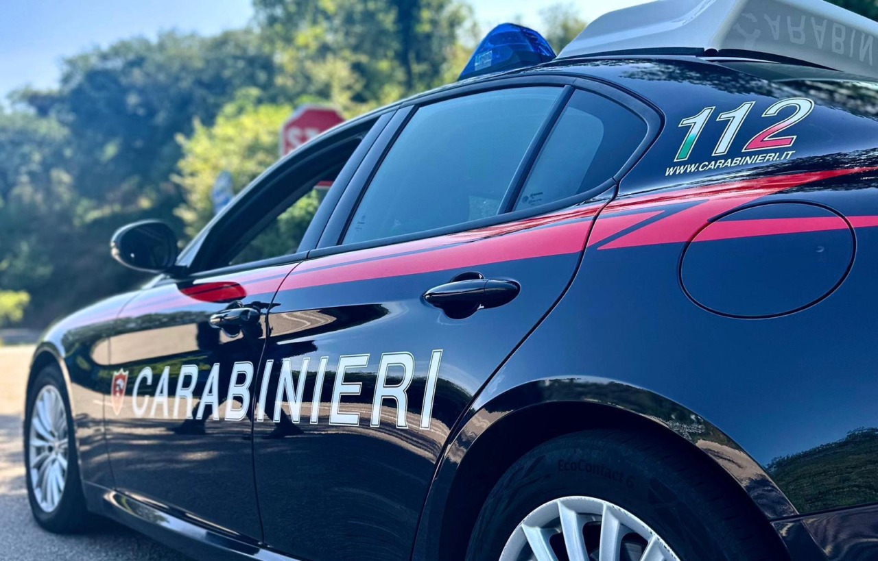 Borgomanero, minacce con il coltello e raid contro un bar: allontanato un 29enne