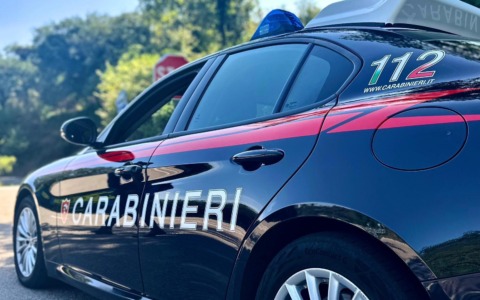 Borgomanero, minacce con il coltello e raid contro un bar: allontanato un 29enne