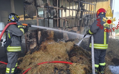 Bruciano dieci rotoballe di fieno, intervengono i Vigili del fuoco