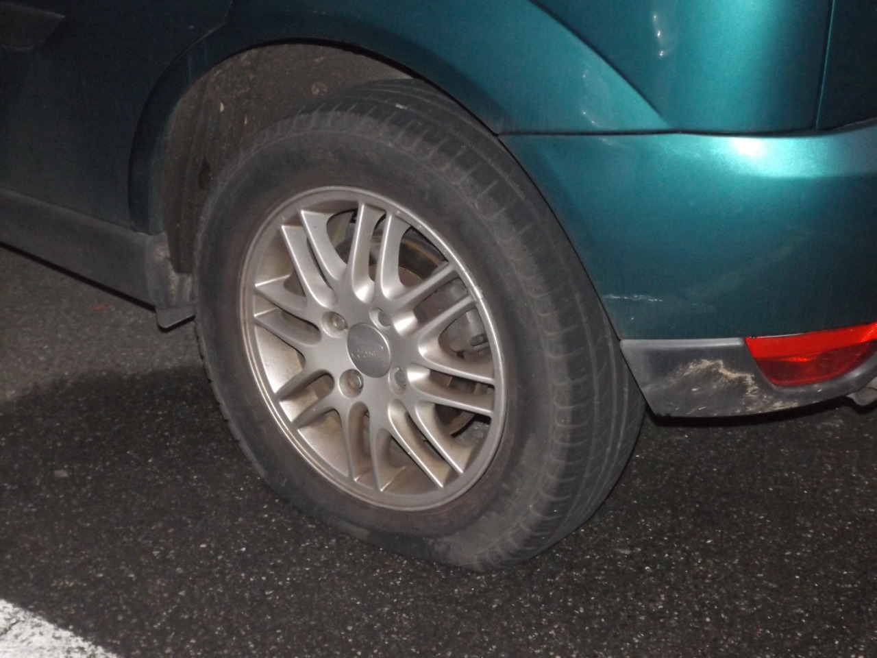 Bucano le gomme delle auto in sosta: colpiscono nella notte