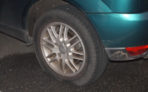Bucano le gomme delle auto in sosta: colpiscono nella notte