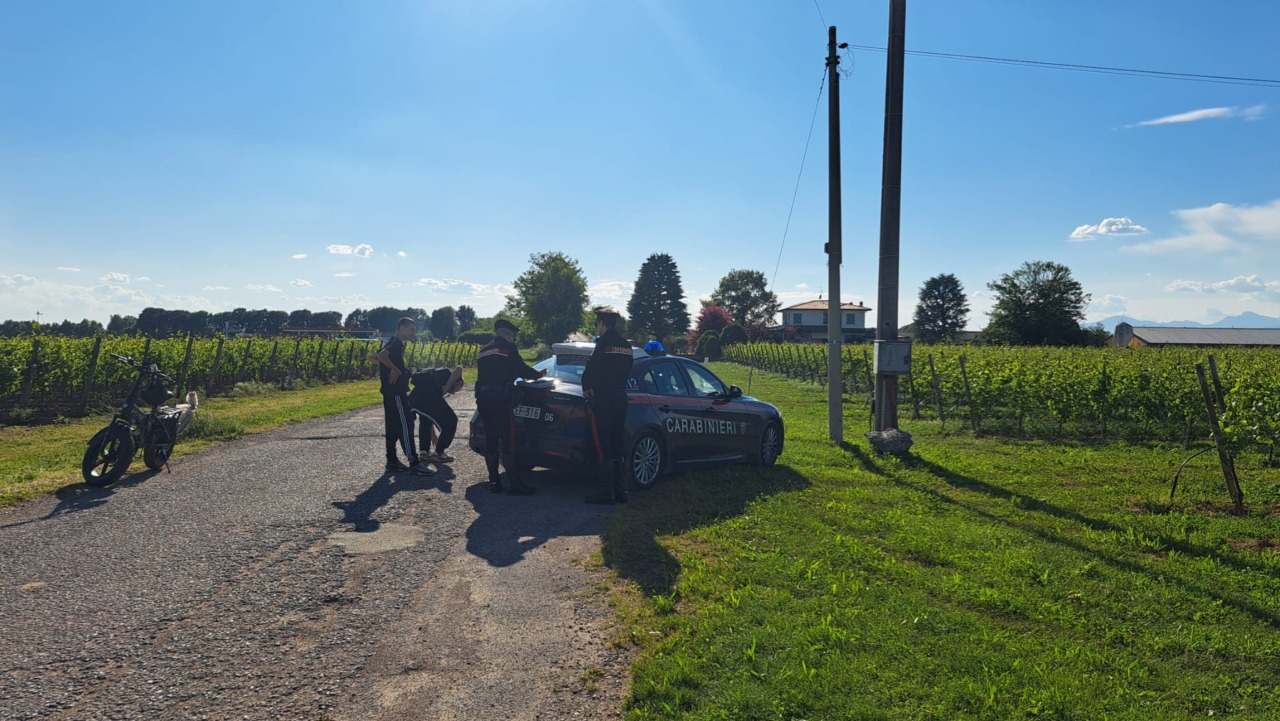 Cade in vespa sulla strada verso casa: grave un 23enne