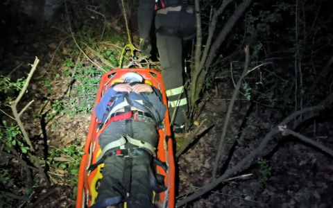 Cade nel fiume Elsa, salvato dai vigili del fuoco