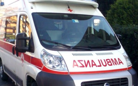 Cade per strada, soccorso un anziano