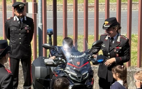 “Carabinieri per un giorno”: i bambini della materna Fucini in visita alla caserma di Pistoia