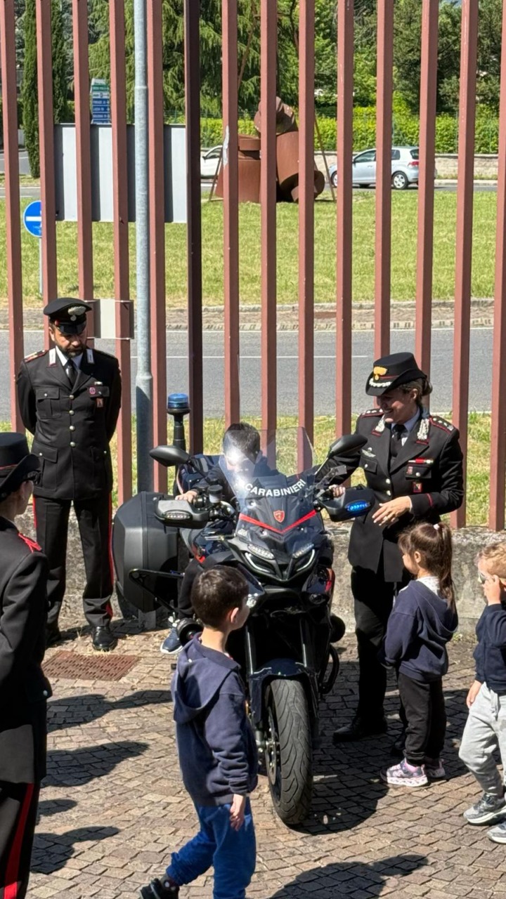 “Carabinieri per un giorno”: i bambini della materna Fucini in visita alla caserma di Pistoia