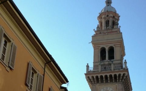 Casale Monferrato, Torre Civica illuminata di blu per la Giornata dei Bambini Scomparsi
