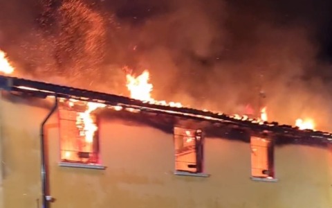 Casolare in fiamme: salvo solo il piano terra, ora l’immobile è sotto sequestro