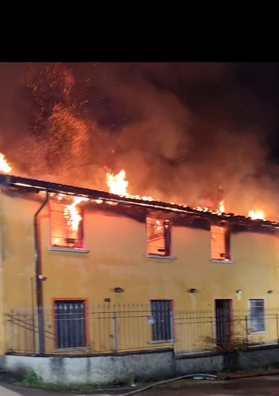 Casolare in fiamme: salvo solo il piano terra, ora l’immobile è sotto sequestro