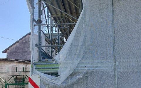 Castrezzato, cede il ponteggio della casa in ristrutturazione: grave un operaio di 35 anni