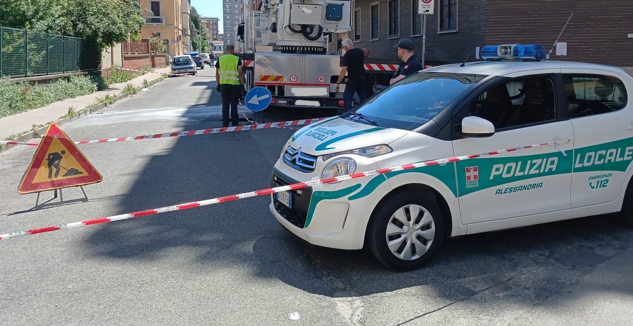 Cede asfalto in via Rivolta ad Alessandria durante i lavori ad un condominio