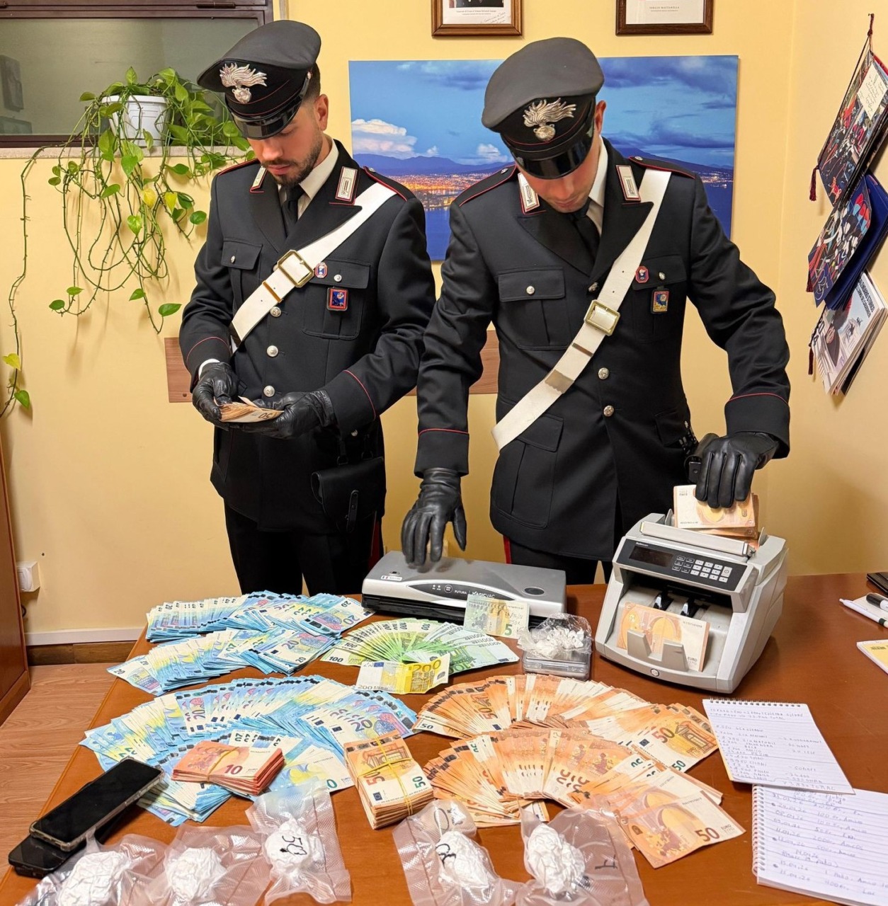 Centro di stoccaggio della droga in un appartamento, due arrestati