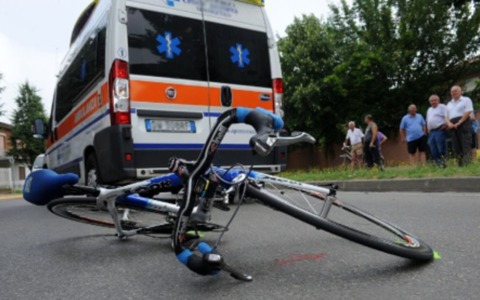 Ciclista di 46 anni investito da un camion sulla SP234: è grave
