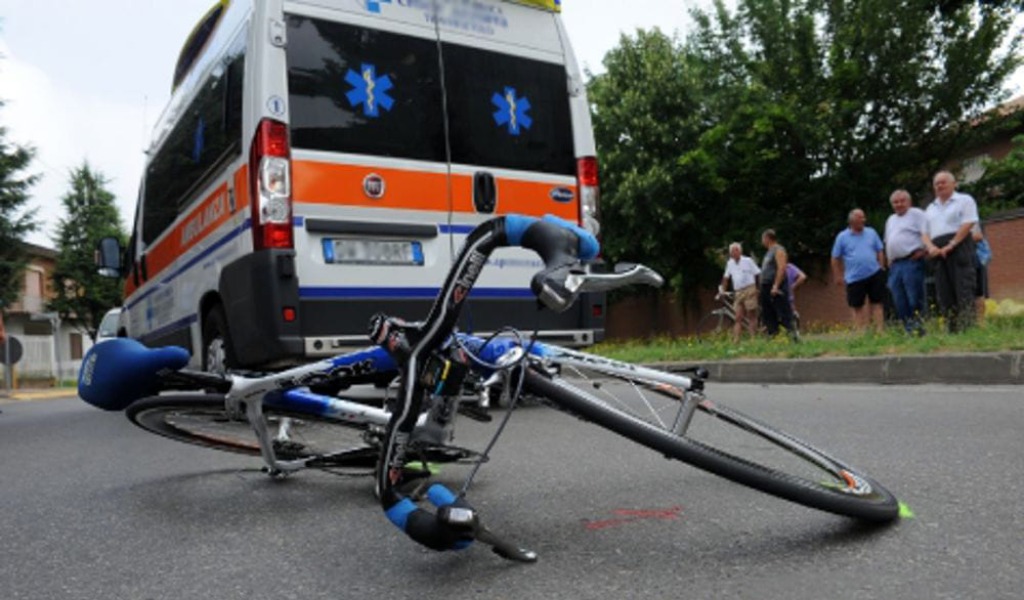 Ciclista di 46 anni investito da un camion sulla SP234: è grave