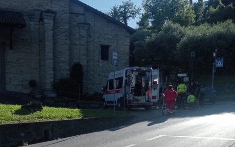 Ciclista investito, soccorsi in azione con l’elicottero