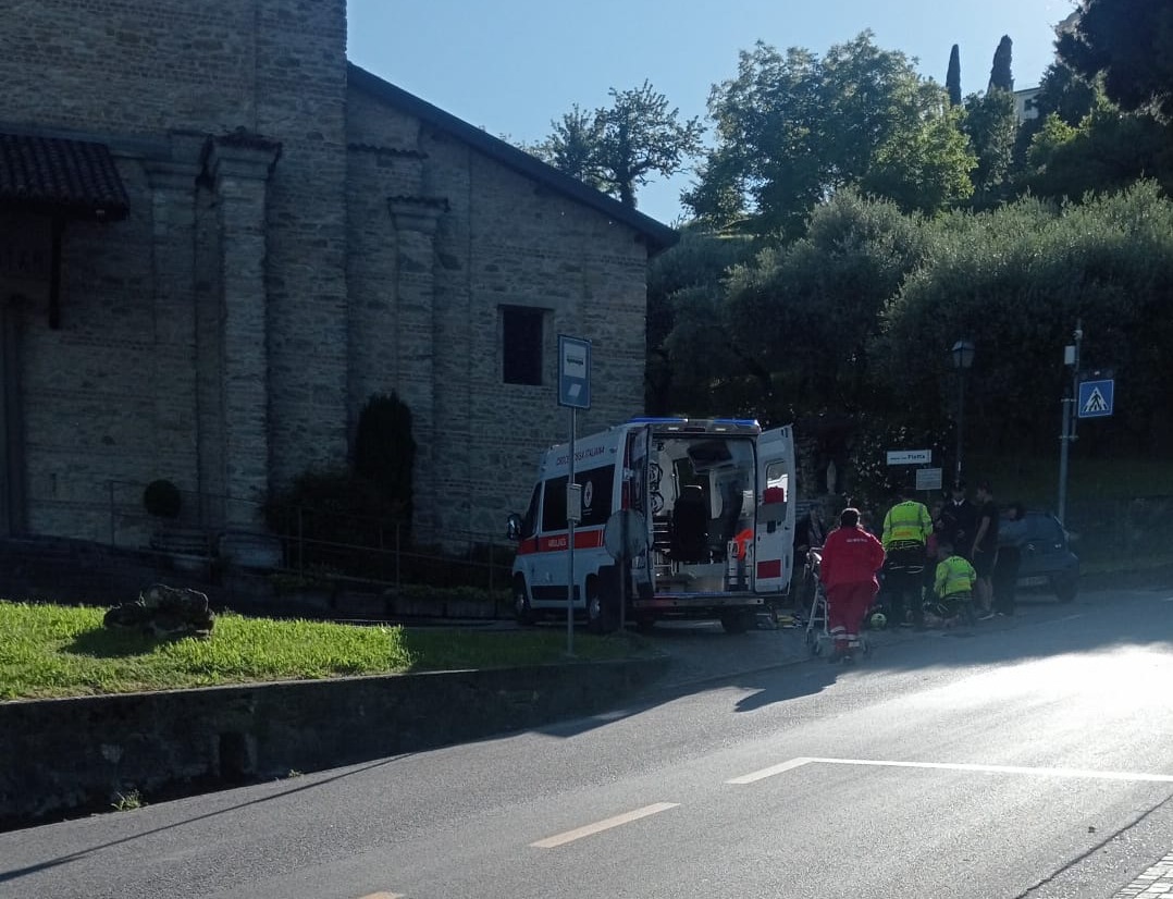 Ciclista investito, soccorsi in azione con l’elicottero