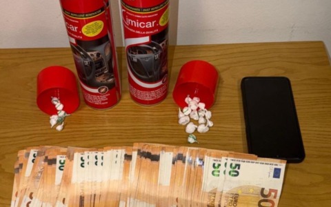 Cocaina nascosta nelle bombolette del “lucido per auto”: pusher arrestato a Pavia