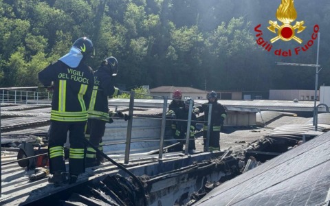 Collebeato: a fuoco il tetto di un capannone