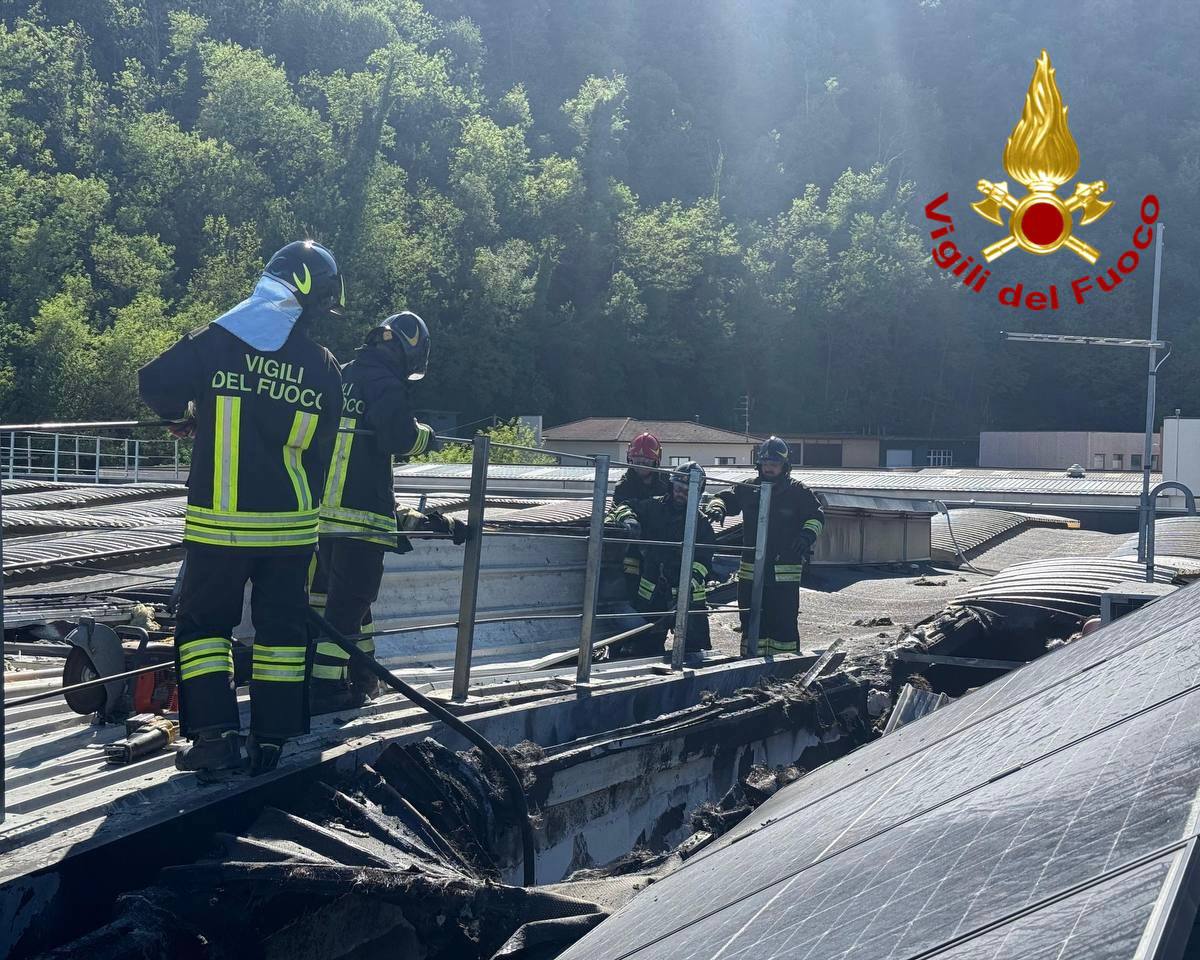 Collebeato: a fuoco il tetto di un capannone