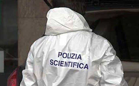 Colpito e ucciso con la cornice di un quadro e un’asta appendiabiti, arrestata la compagna
