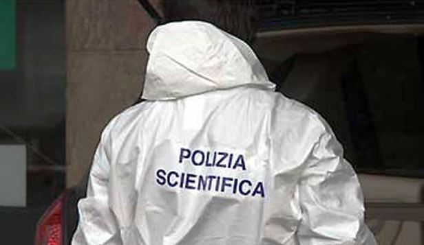 Colpito e ucciso con la cornice di un quadro e un’asta appendiabiti, arrestata la compagna