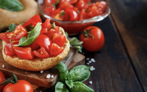 Coltiviamo: il pomodoro, re dell’orto e della tavola estiva